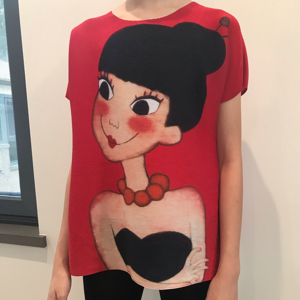 Women’s red shirt-sleeved top!